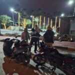 İskenderun’da polis, asayişi sağlamak için gece karanlığında uygulamalarına devam ediyor.