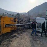 Hatay’da yük boşaltırken devrilen hafriyat kamyonunun sürücüsü yaralandı.