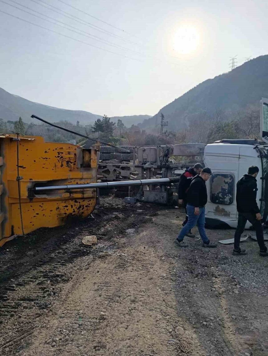 Hatay’da yük boşaltırken devrilen hafriyat kamyonunun sürücüsü yaralandı. Hatay’da yük boşaltırken devrilen hafriyat kamyonunun sürücüsü yaralandı.