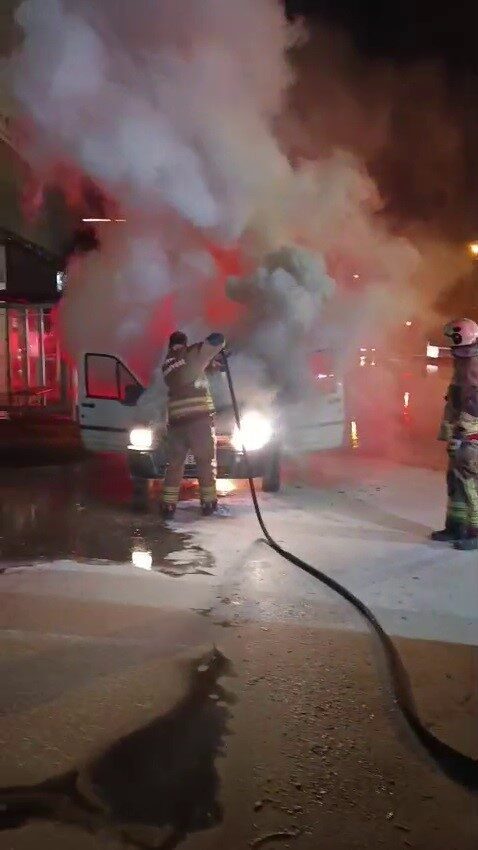 Hatay’da seyir halindeki aracın motoru alev aldı, itfaiye müdahale etti. Hatay’da seyir halindeki aracın motoru alev aldı, itfaiye müdahale etti.