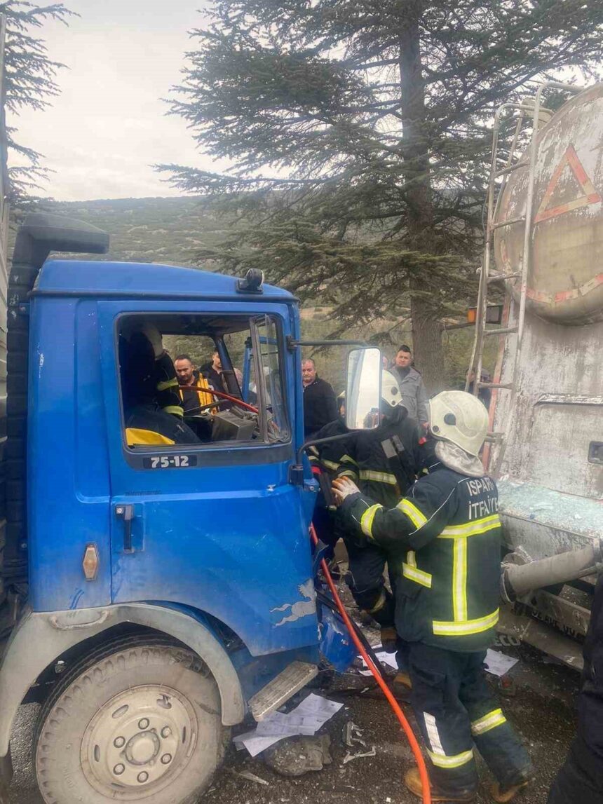 Isparta’da kamyonet ile mikserin çarpışmasında bir kişi itfaiye tarafından kurtarıldı.