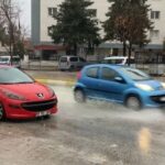 Isparta’da sağanak yağış ve şiddetli rüzgar yaşamı olumsuz etkiledi, bir ağaç devrildi.