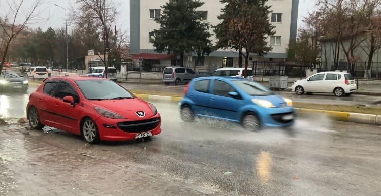 Isparta’da sağanak yağış ve şiddetli rüzgar yaşamı olumsuz etkiledi, bir ağaç devrildi. Isparta’da sağanak yağış ve şiddetli rüzgar yaşamı olumsuz etkiledi, bir ağaç devrildi.