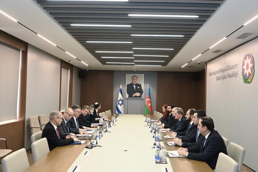 İsrail Dışişleri Bakanı Gideon Saar, Azerbaycanlı mevkidaşı Ceyhun Bayramov ile görüştü. İsrail Dışişleri Bakanı Gideon Saar, Azerbaycanlı mevkidaşı Ceyhun Bayramov ile görüştü.