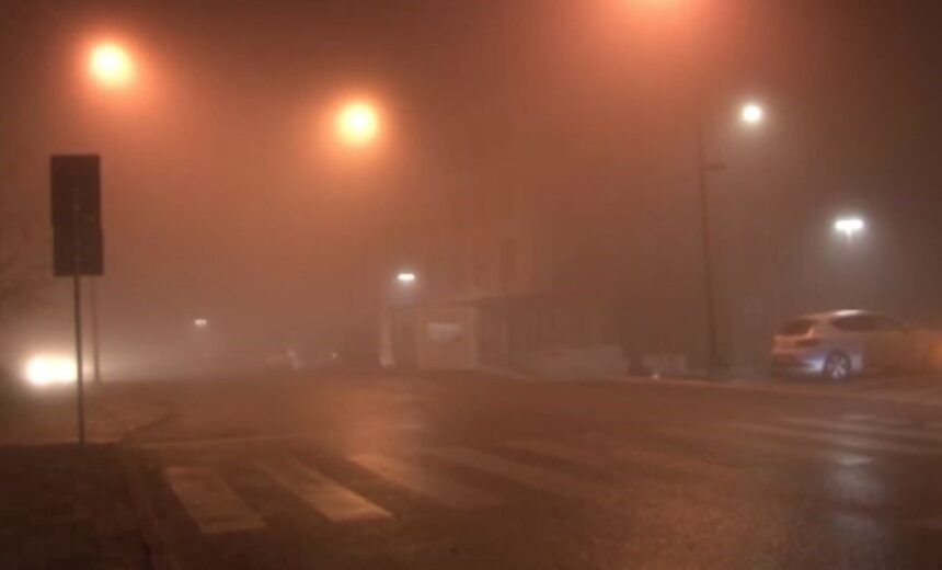 İstanbul Anadolu Yakası’nda gece havanın serinlemesiyle yüksek kesimlerde yoğun sis oluştu. İstanbul Anadolu Yakası’nda gece havanın serinlemesiyle yüksek kesimlerde yoğun sis oluştu.