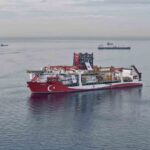 Yıldırım sondaj gemisi, İstanbul Boğazı’ndan geçerek Karadeniz’deki görevine ilerliyor.