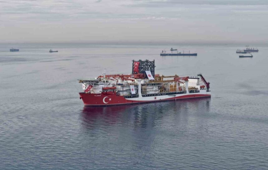 Yıldırım sondaj gemisi, İstanbul Boğazı’ndan geçerek Karadeniz’deki görevine ilerliyor. Yıldırım sondaj gemisi, İstanbul Boğazı’ndan geçerek Karadeniz’deki görevine ilerliyor.