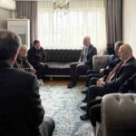 İstanbul Valisi, bıçaklı saldırıda hayatını kaybeden Atlas Çağlayan’ın ailesini ziyaret etti.