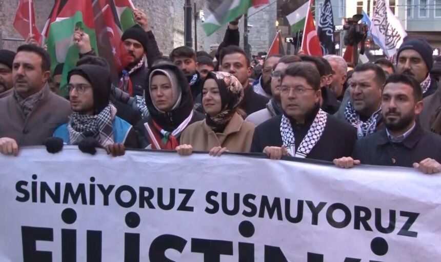 İstanbul’da Filistin için düzenlenen etkinlikte vatandaşlar Galata Köprüsü’ne doğru yürüyüşe geçti.