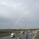 İstanbul’da ardından gökkuşağı beliren yağmur, sürücülere görsel bir şölen sundu.