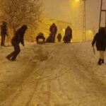 Pendik’in yüksek kesimlerinde kar, çocukları sokaklarda oyun oynamaya davet etti.