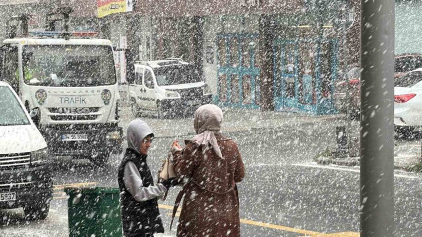 İstanbul’da kar yağışı yeniden etkisini gösterdi, Arnavutköy beyaza büründü.