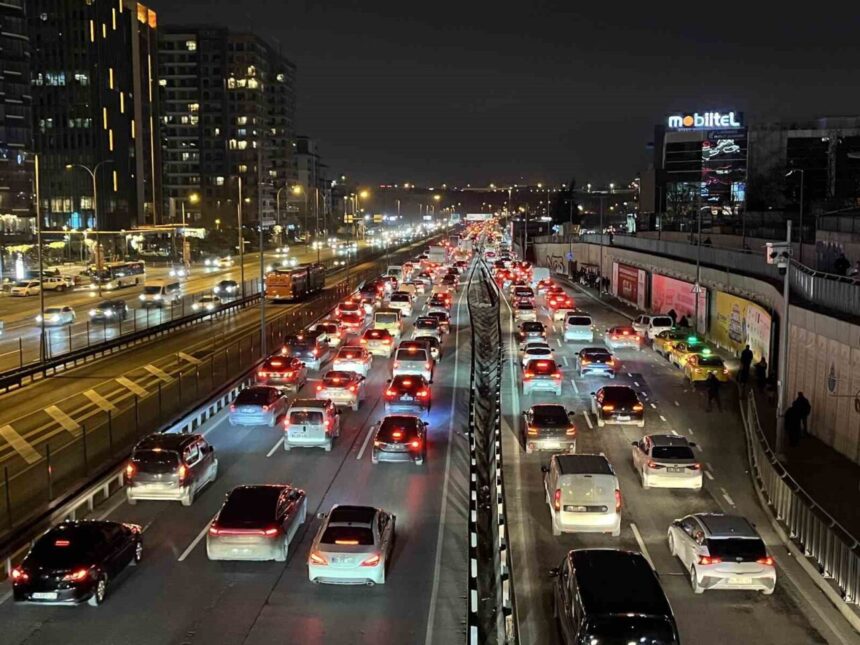 İstanbul’da akşam trafiği yüzde 81’e ulaştı, D-100 Karayolu’nda yoğunluk arttı. İstanbul’da akşam trafiği yüzde 81’e ulaştı, D-100 Karayolu’nda yoğunluk arttı.