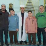 İstanbul’dan gelen ikiz hafızlar, Burhaniye’deki tatilinde Ören Camii’nde müezzinlik yapıyor.