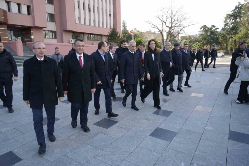 Ulaştırma Bakanı Uraloğlu, Samsun’daki İstiklal Meydanı ve Kurtuluş Yolu düzenlemesini inceledi. Ulaştırma Bakanı Uraloğlu, Samsun’daki İstiklal Meydanı ve Kurtuluş Yolu düzenlemesini inceledi.