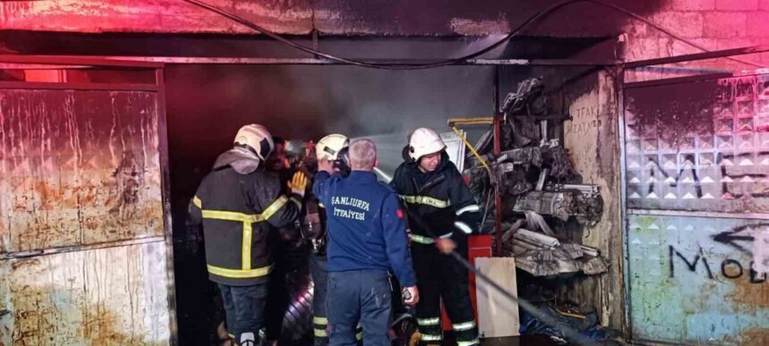 Şanlıurfa’daki iş ilanında yangına itfaiye müdahale etti. Şanlıurfa’daki iş ilanında yangına itfaiye müdahale etti.