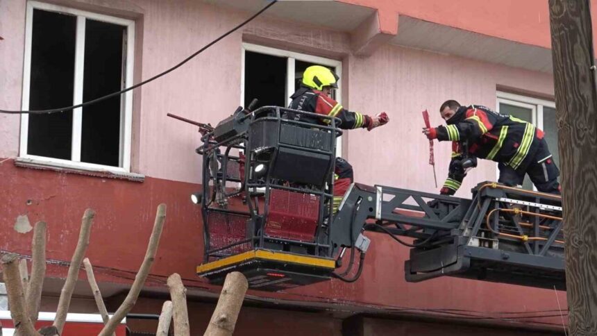 Yangın Söndürme Ekipleri, Bayrakları Korumak İçin Hassasiyet Göstermiştir Yangın Söndürme Ekipleri, Bayrakları Korumak İçin Hassasiyet Göstermiştir