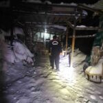 Kahramanmaraş’ta yoğun kar nedeniyle mahsur kalan iki kişi itfaiye tarafından kurtarıldı.