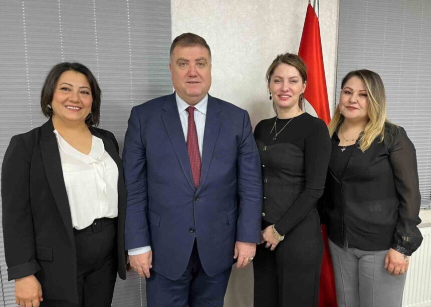 İzmir Şoförler ve Otomobilciler Esnaf Odası, 650’yi aşkın kadın üyesi için ‘Kadın Komisyonu’ kurdu. İzmir Şoförler ve Otomobilciler Esnaf Odası, 650’yi aşkın kadın üyesi için ‘Kadın Komisyonu’ kurdu.