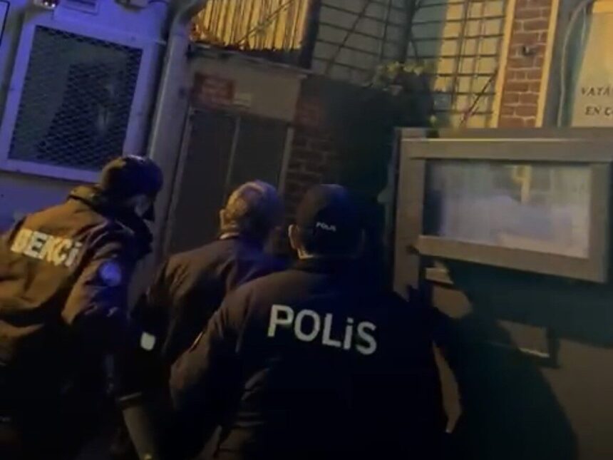 İzmir Konak’ta 12 yıl 11 ay hapis cezası bulunan şahıs, yapılan denetimlerle yakalandı. İzmir Konak’ta 12 yıl 11 ay hapis cezası bulunan şahıs, yapılan denetimlerle yakalandı.