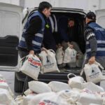 İzmir Büyükşehir Belediyesi, Ramazan öncesi ihtiyaç sahiplerine kahvaltı paketi dağıtımına başladı.