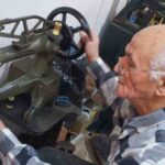 İzmir’deki 76 yaşındaki ayakkabı ustası, 60 yıldır el emeğiyle zanaatini sürdürüyor.