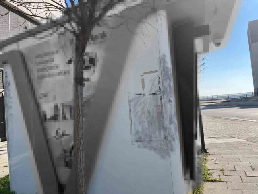 İzmir’de ATM’ye para yüklemesi yapan güvenlik görevlilerine yapılan soygunda 30 milyon lira çalındı. İzmir’de ATM’ye para yüklemesi yapan güvenlik görevlilerine yapılan soygunda 30 milyon lira çalındı.