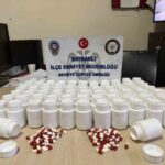 İzmir’de mezar ziyareti sırasında bulunan poşetten binlerce uyuşturucu hap çıktı.