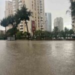 İzmir’de sabah saatlerinde etkili olan şiddetli yağış ve rüzgar, günlük yaşamı olumsuz yönde etkiledi.