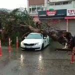İzmir’de akşam saatlerinde aniden başlayan yoğun yağış ve fırtına, kenti etkisi altına aldı.