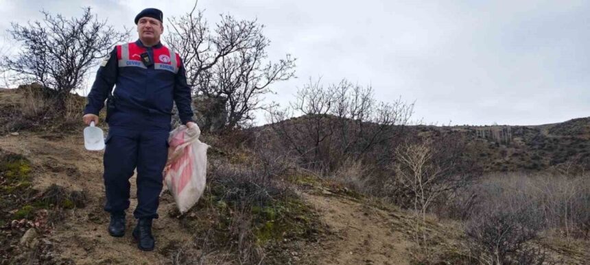 Yozgat’ta Jandarma, Yaban Hayvanları İçin Doğaya Yem Bıraktı Yozgat’ta Jandarma, Yaban Hayvanları İçin Doğaya Yem Bıraktı