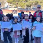 Gaziantep’te jandarma, okulları ziyaret ederek öğrencilerin karne sevincini paylaştı.