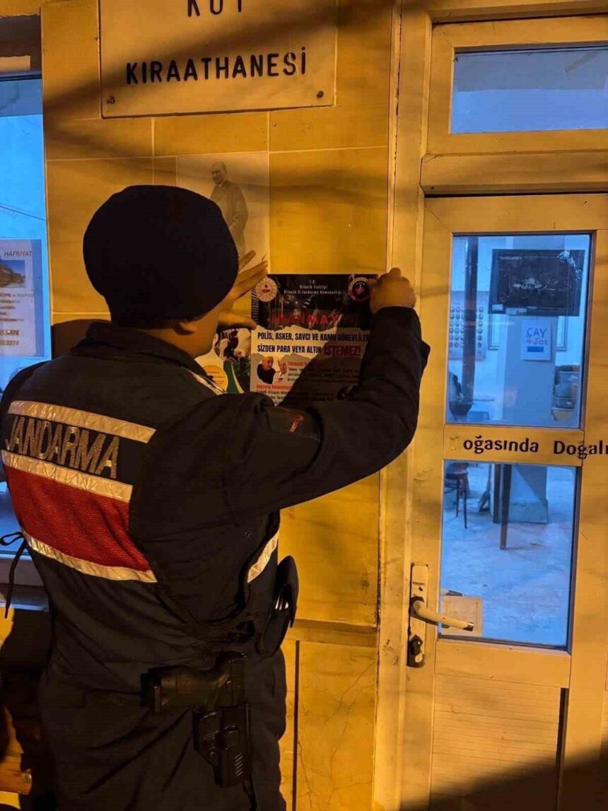 Bilecik jandarma ekipleri köy kahvelerinde dolandırıcılık konusunda halkı bilgilendirdi. Bilecik jandarma ekipleri köy kahvelerinde dolandırıcılık konusunda halkı bilgilendirdi.