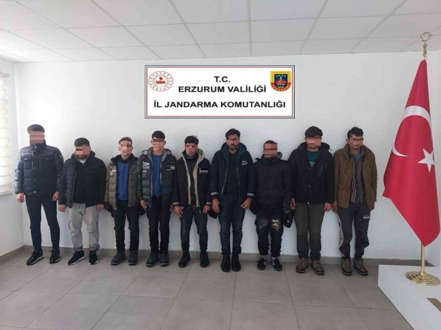 Erzurum Jandarma ekiplerince gerçekleştiren operasyonda 7 düzensiz göçmen ve 2 organizatör yakalandı. Erzurum Jandarma ekiplerince gerçekleştiren operasyonda 7 düzensiz göçmen ve 2 organizatör yakalandı.