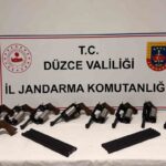 Düzce Jandarma, Afyonkarahisar’dan silah getirip satan 2 kişiyi yakaladı.