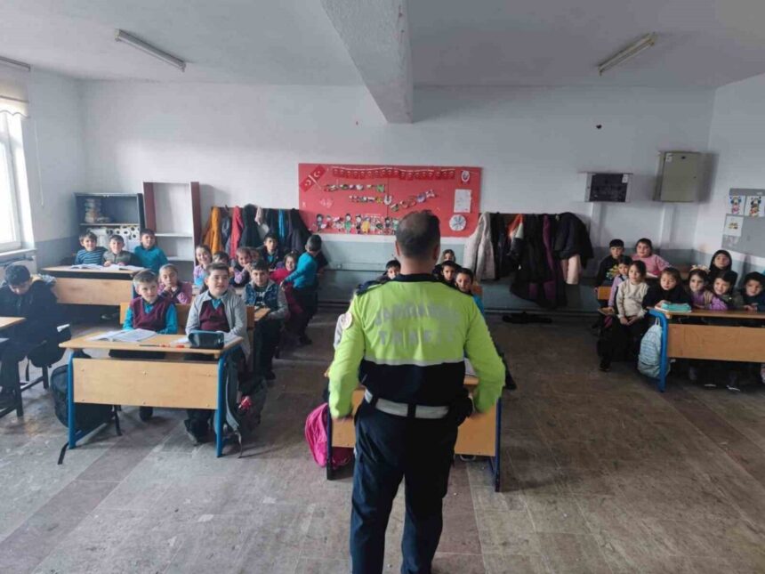 Afyonkarahisar’da Jandarma, 45 öğrenciye trafik kuralları eğitimi düzenledi.