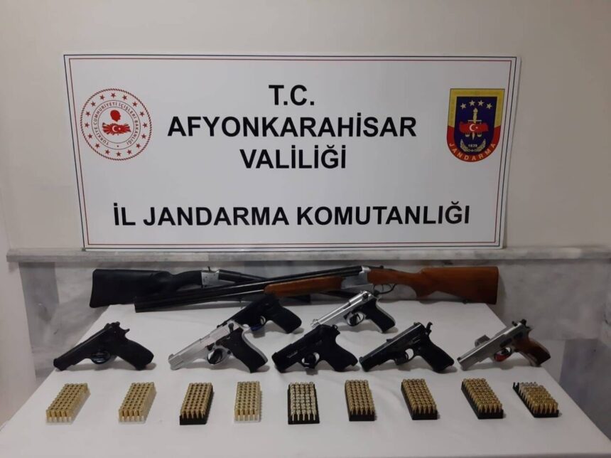 Afyonkarahisar’da jandarma düzenlediği baskınlarda ruhsatsız silah ve mermiler ele geçirdi. Afyonkarahisar’da jandarma düzenlediği baskınlarda ruhsatsız silah ve mermiler ele geçirdi.
