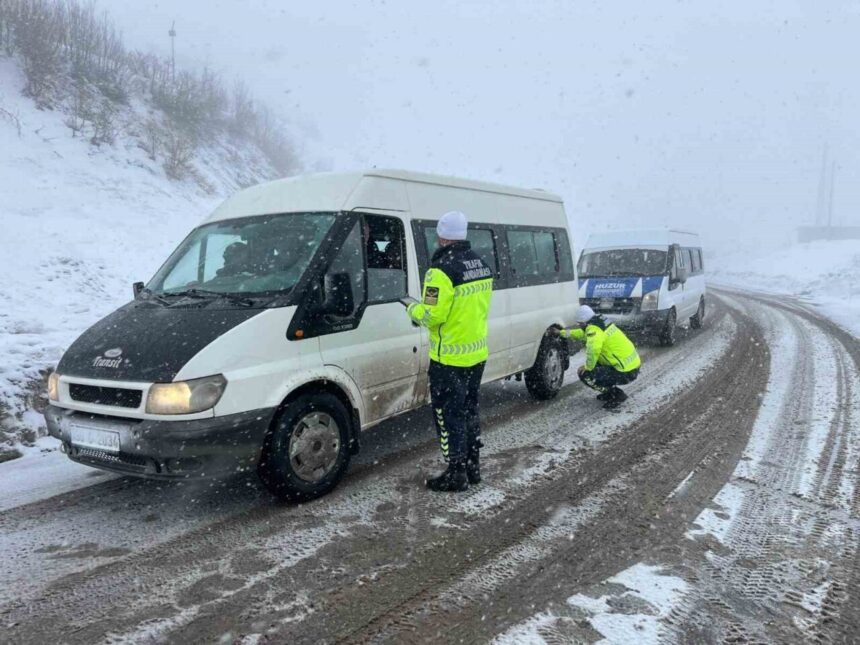 Hakkâri’de Jandarma, Kış Döneminde Trafik Güvenliğini Artırmak İçin Denetim ve Bilgilendirme Yapıyor Hakkâri’de Jandarma, Kış Döneminde Trafik Güvenliğini Artırmak İçin Denetim ve Bilgilendirme Yapıyor