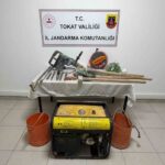 Tokat Jandarmasından Artova’da kaçak kazı yapan 6 kişiye operasyon; malzemeler ele geçirildi, serbest bırakıldılar.