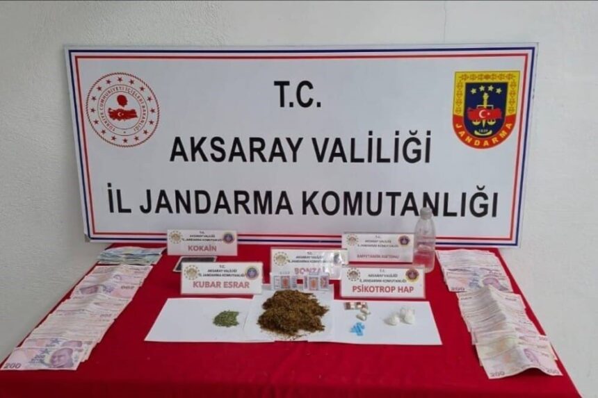 Aksaray’da uyuşturucu ticareti yapan iki şahıs jandarma operasyonuyla yakalandı. Aksaray’da uyuşturucu ticareti yapan iki şahıs jandarma operasyonuyla yakalandı.