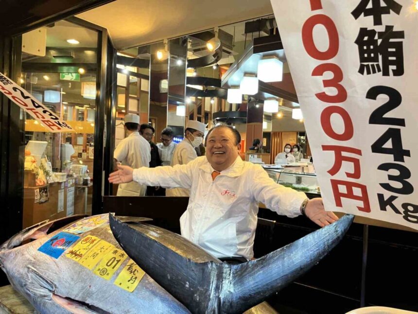 Tokyo’daki Toyosu Balık Hali’nde yeni yıl mezatında 243 kg mavi yüzgeçli orkinos 510,3 milyon yenle satıldı.