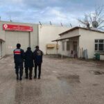 Bilecik’te jandarma kılığına girmiş dolandırıcı, bir vatandaştan altınları alarak kayıplara karıştı.