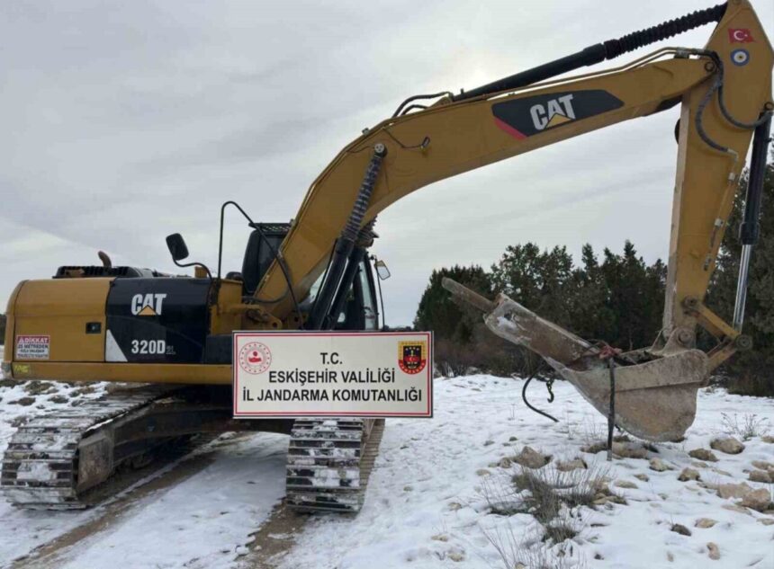Eskişehir’de izinsiz kazı yaparken jandarma tarafından yakalanan 8 şüpheli hakkında işlem başlatıldı. Eskişehir’de izinsiz kazı yaparken jandarma tarafından yakalanan 8 şüpheli hakkında işlem başlatıldı.