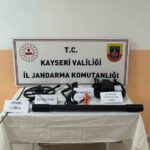 Kayseri’de jandarma, kaçak kazı yapan 3 kişiyi suçüstü yakaladı; malzemelere el konuldu.