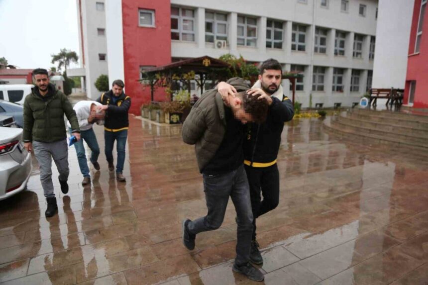 Adana’da kargo ile gönderilen kaçak sigara ihbarı yapan şube müdürü Kamil Çelik öldürüldü, zanlı tutuklandı.