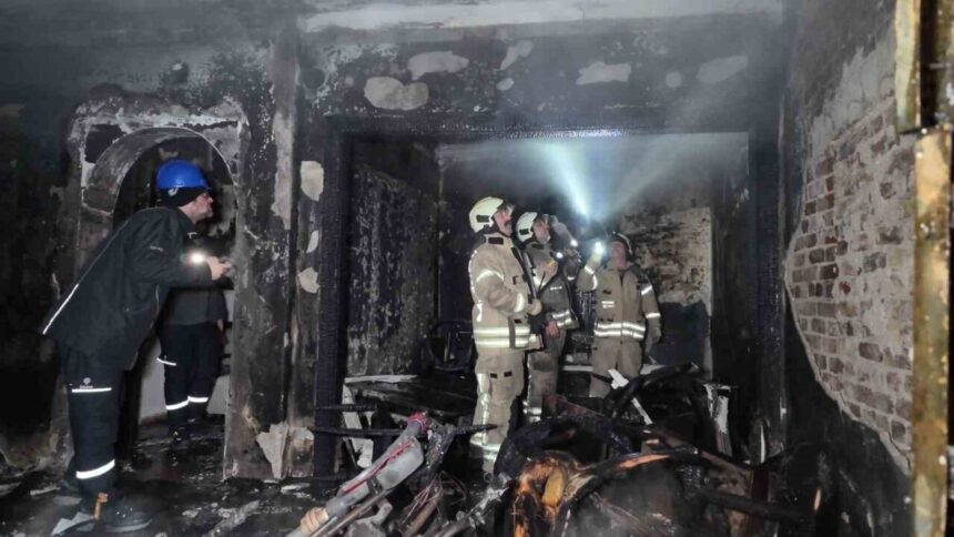 Kadıköy’de bir binanın giriş katında çıkan yangında 1’i ağır, toplam 8 kişi yaralandı. Kadıköy’de bir binanın giriş katında çıkan yangında 1’i ağır, toplam 8 kişi yaralandı.