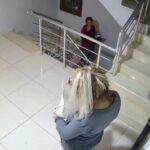 Adana’daki apartmanda sigara içerek ayakkabı çalan kadınlar güvenlik kamerasına yansıdı.