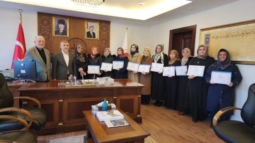 Eskişehir İl Müftülüğü tarafından kadın Kur’an kursu öğreticilerine yönelik Talim ve Tashih-i Huruf Kursu tamamlandı. Eskişehir İl Müftülüğü tarafından kadın Kur’an kursu öğreticilerine yönelik Talim ve Tashih-i Huruf Kursu tamamlandı.