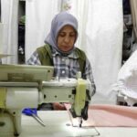 Gaziantep’te 13 yaşında terzi olan Güllü Yavuz, 25 yıl önce veresiye makinelerle atölye kurdu.