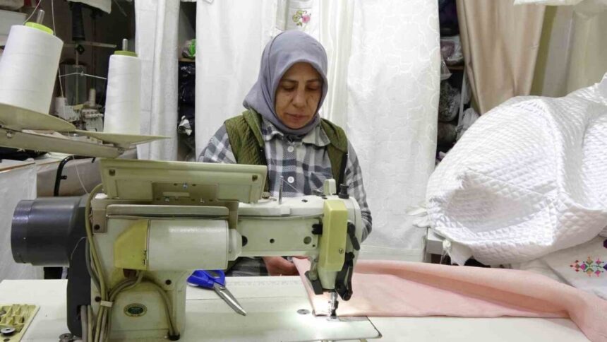 Gaziantep’te 13 yaşında terzi olan Güllü Yavuz, 25 yıl önce veresiye makinelerle atölye kurdu. Gaziantep’te 13 yaşında terzi olan Güllü Yavuz, 25 yıl önce veresiye makinelerle atölye kurdu.